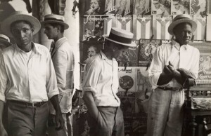 walker-evans-people-in-downtown-havana-1933